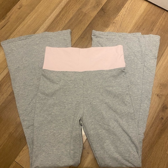 Brand new never worn edikted pink and grey fold over flared yoga pants - Picture 10 of 10